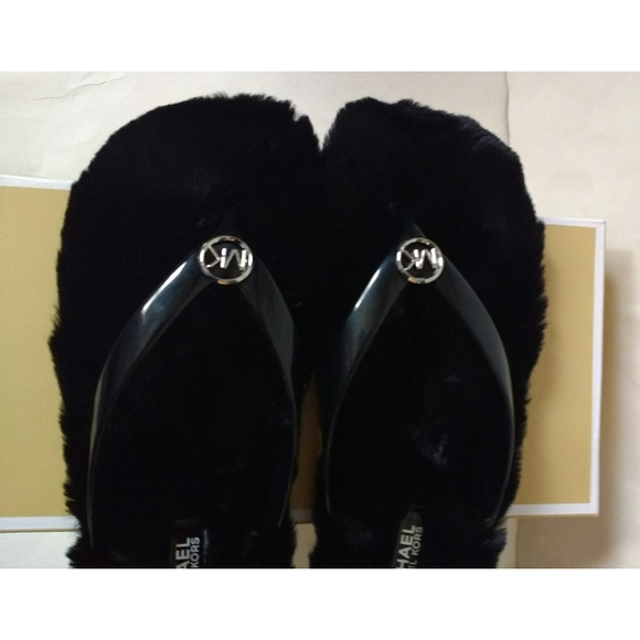 ๐ MICHAEL KORS Logo Faux Fur Flip Flop Sandals - Picture 6 of 7